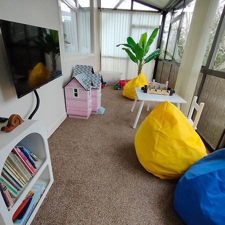 Retro 4 Bedroom Home, Warm And Welcoming, Quiet Location Porirua Exteriér fotografie