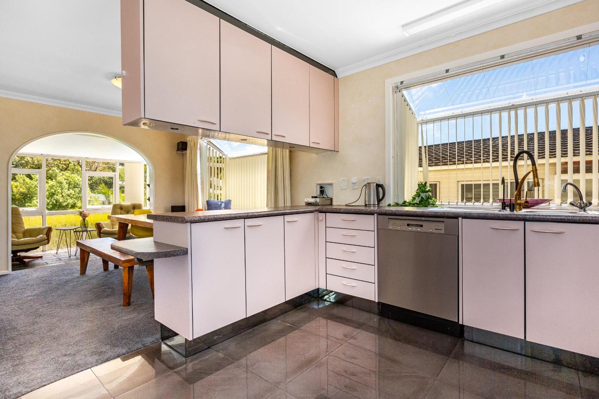 Retro 4 Bedroom Home, Warm And Welcoming, Quiet Location Porirua Exteriér fotografie