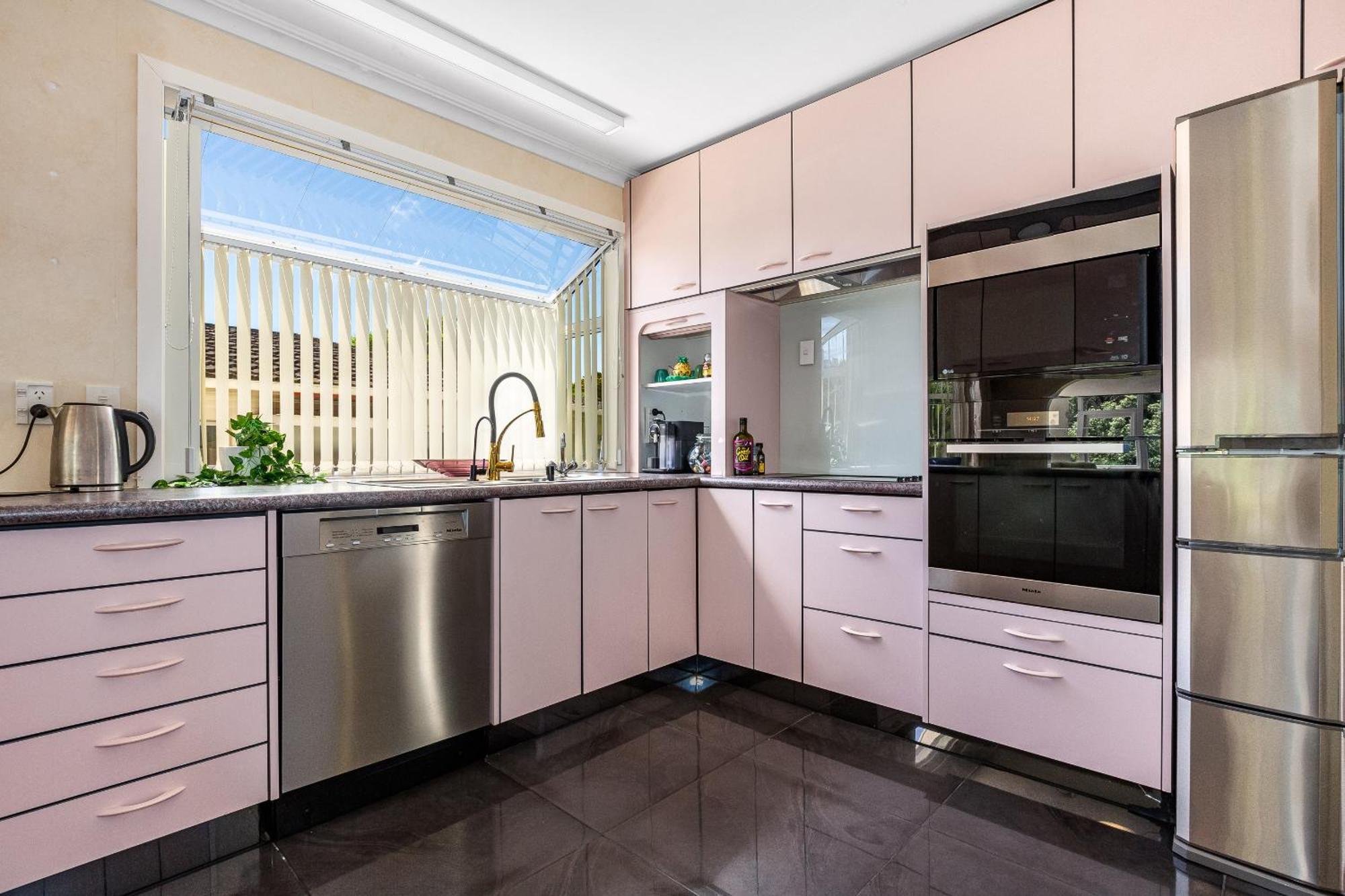 Retro 4 Bedroom Home, Warm And Welcoming, Quiet Location Porirua Exteriér fotografie