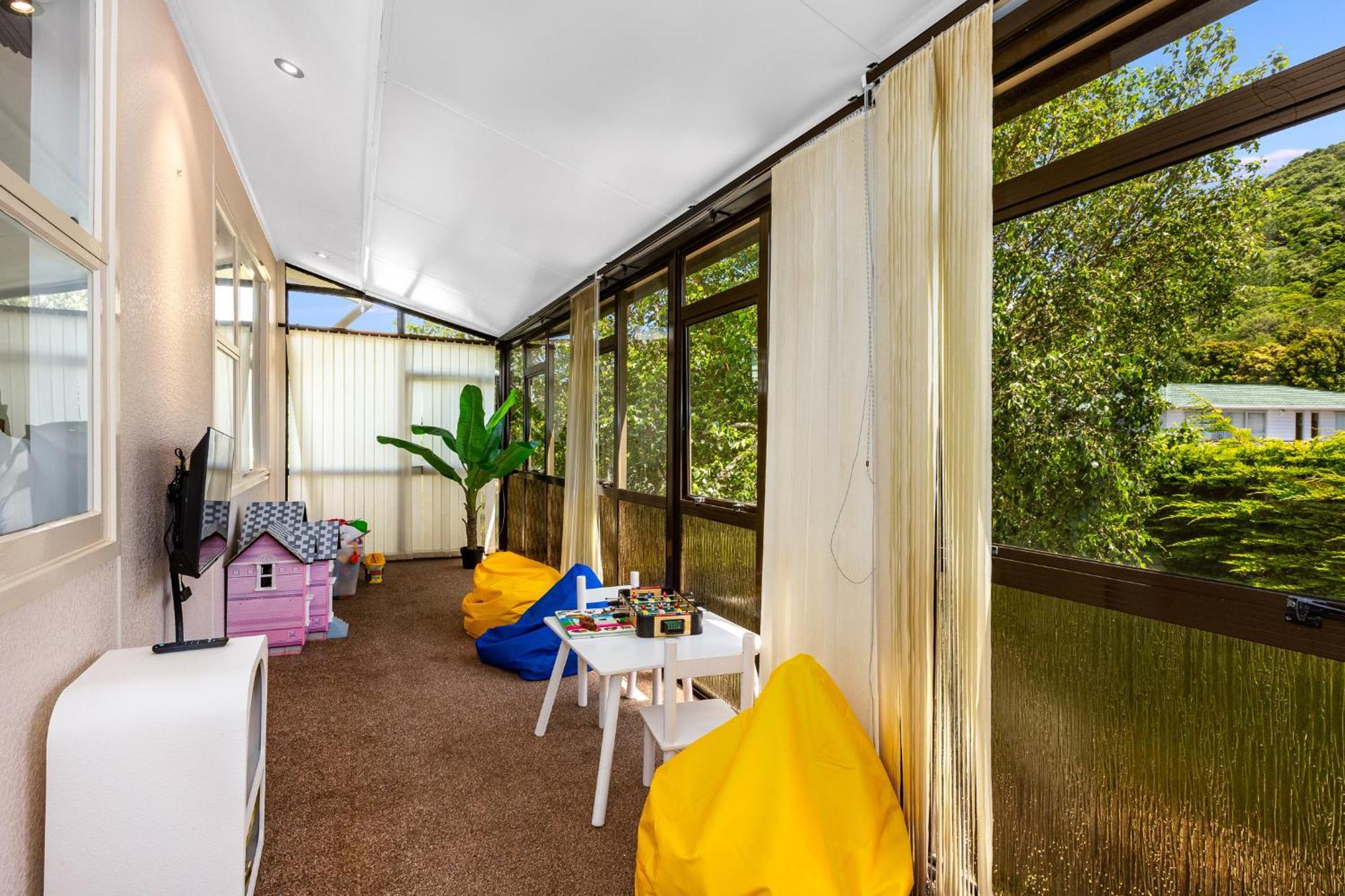 Retro 4 Bedroom Home, Warm And Welcoming, Quiet Location Porirua Exteriér fotografie