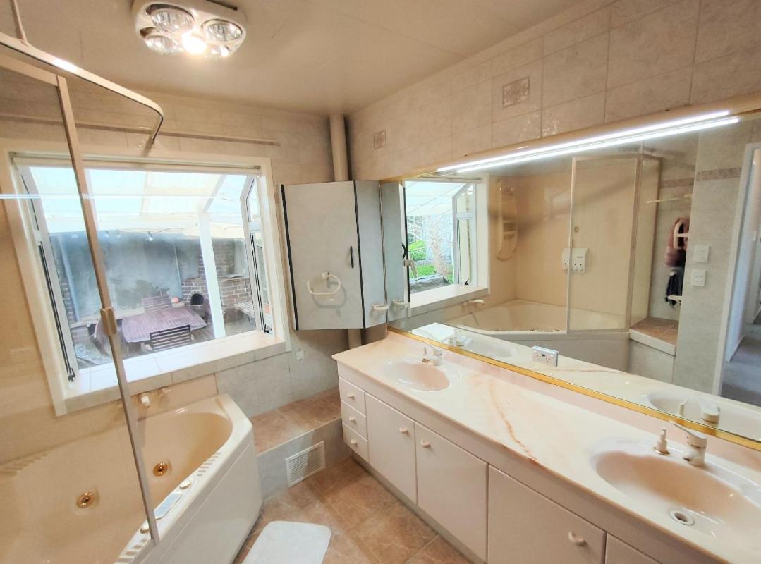 Retro 4 Bedroom Home, Warm And Welcoming, Quiet Location Porirua Exteriér fotografie