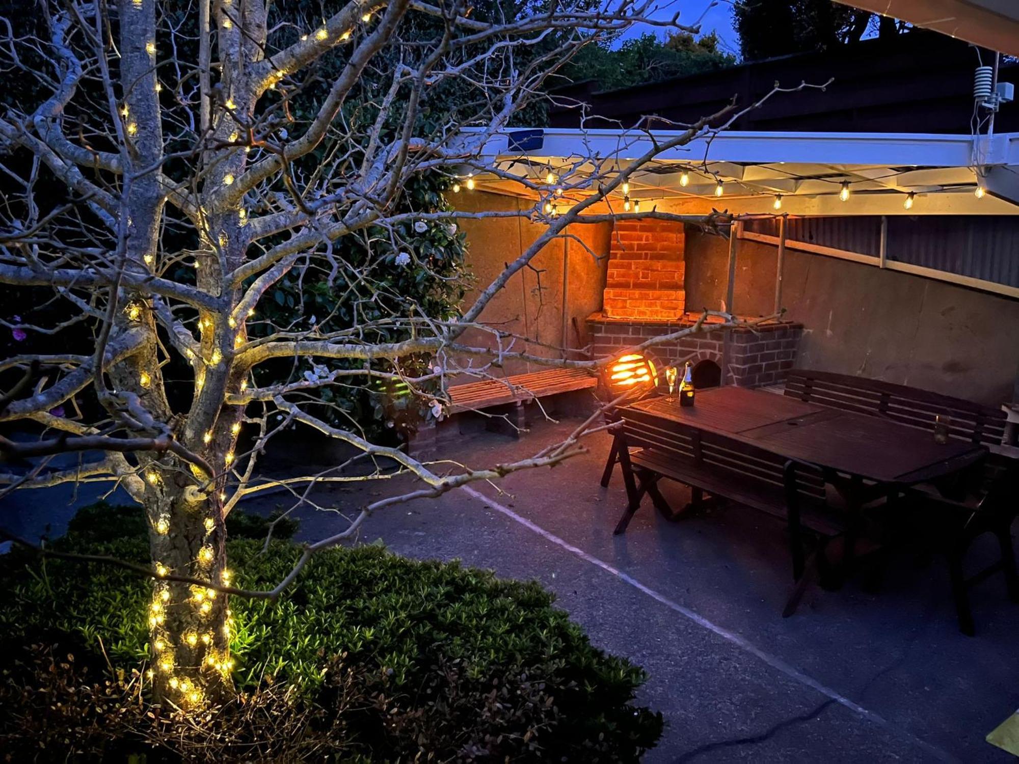 Retro 4 Bedroom Home, Warm And Welcoming, Quiet Location Porirua Exteriér fotografie